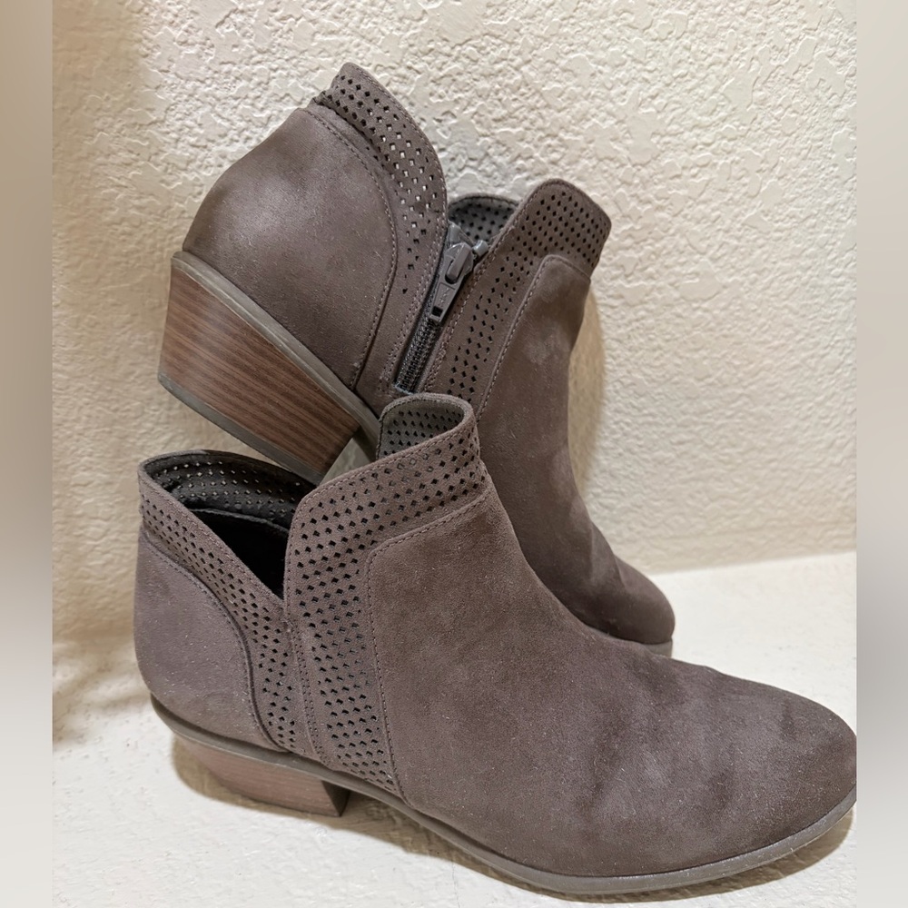 Taupe Faux Suede Perforated Side Zip Stack Heel Ankle Bootie Womens 8 Old Navy